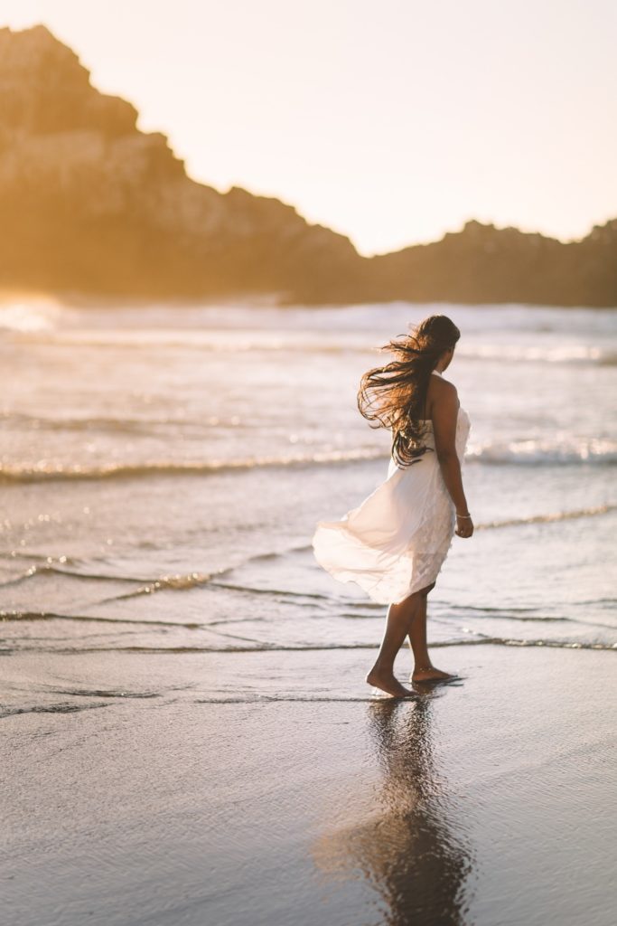 mujer paseando en la playa